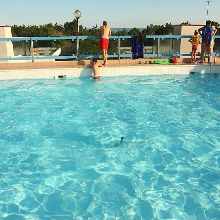 Rooftop Pool Retreat In Lejlighed